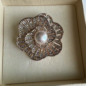Floral brooch with pearls and crystals